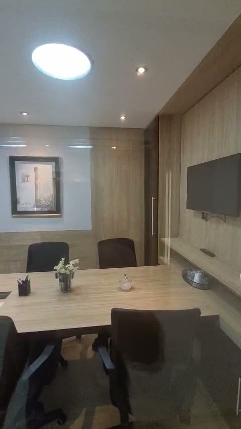 Mesa e cadeiras na sala de reuniões do escritório da Machia